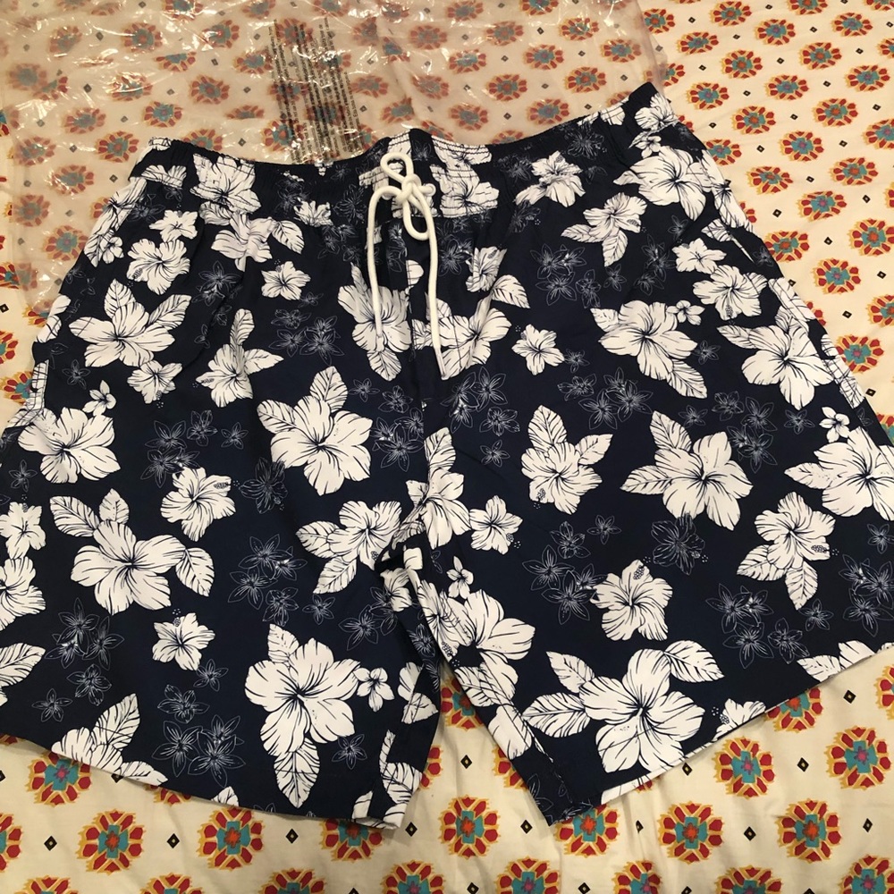 NWT Navy & White Hibiscus print swim trunks
